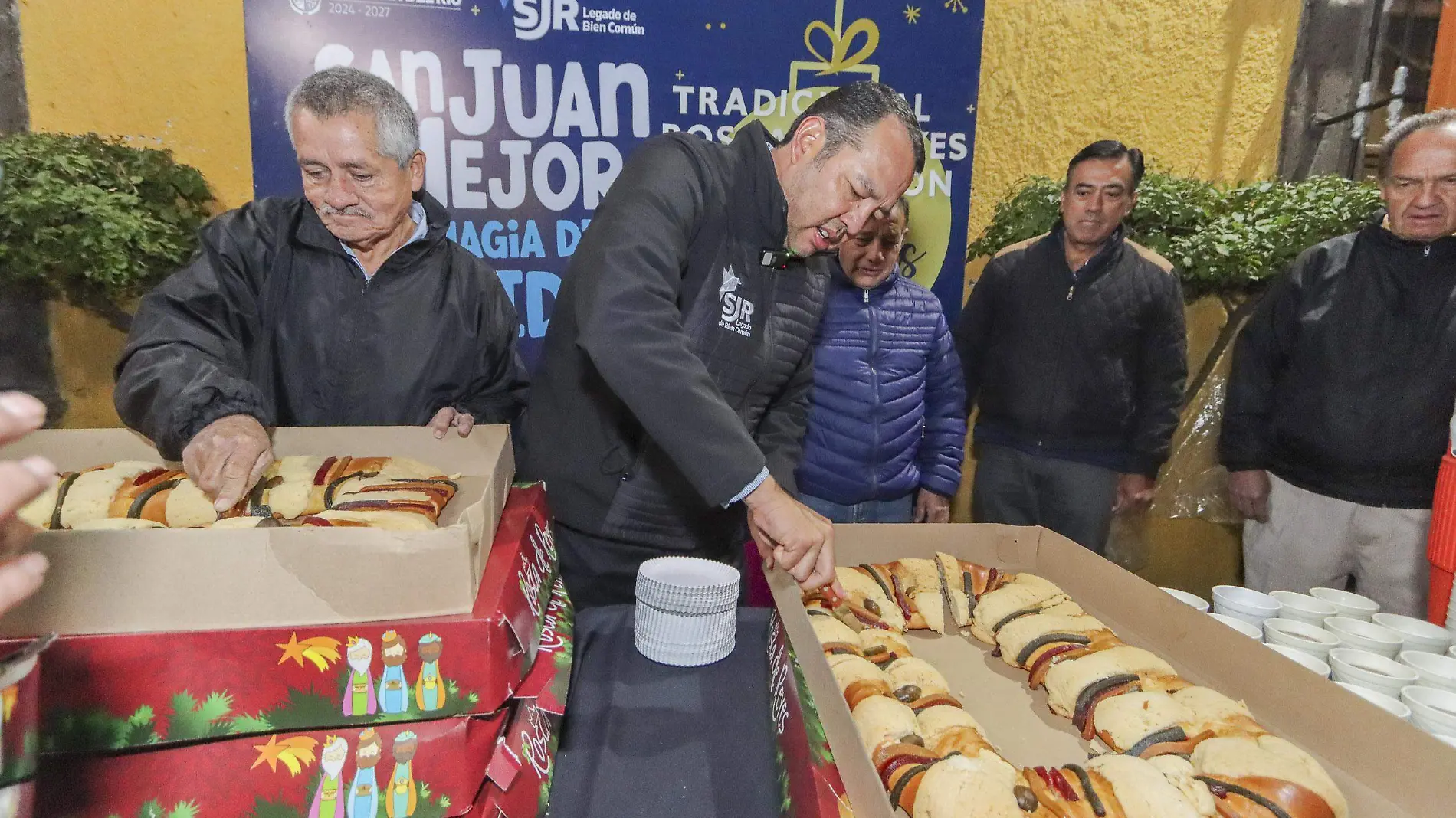 FOTO PRINCIPAL SJR El presidente municipal estuvo esta manana partiendo la rosca